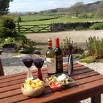 The Old Farmhouse, Yealand Redmayne, A Characterful In A Rural Setting Holiday home *